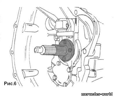 под направляющец муфтой находится уплотнительное кольцо ведомого вала